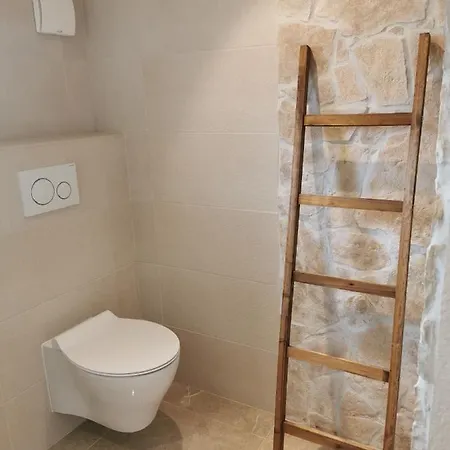 Five Bedroom House Near Sandy Major