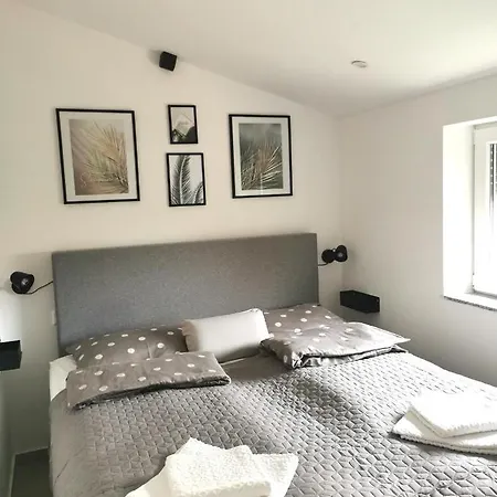Five Bedroom House Near Sandy Major *