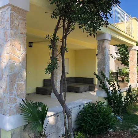 Five Bedroom House Near Sandy Major Casa vacanze
