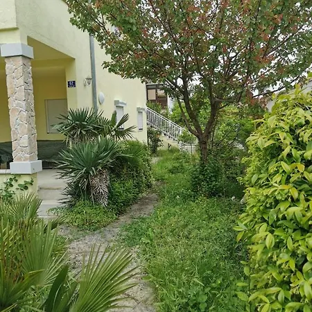 Five Bedroom House Near Sandy Major
