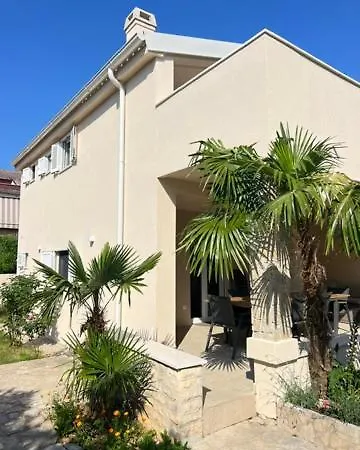 Five Bedroom House Near Sandy Major