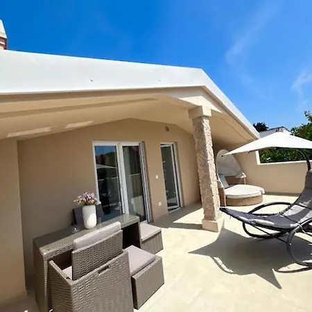 Five Bedroom House Near Sandy Major