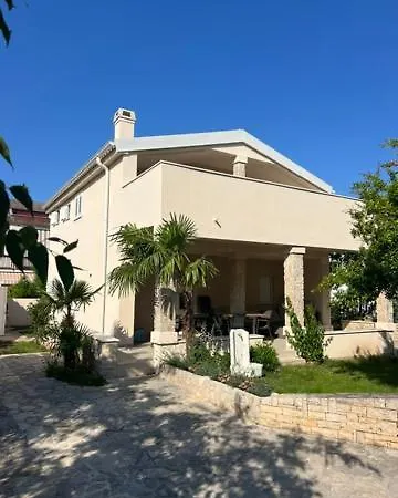 Five Bedroom House Near Sandy Major *