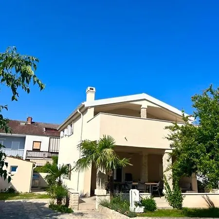 Five Bedroom House Near Sandy Major *