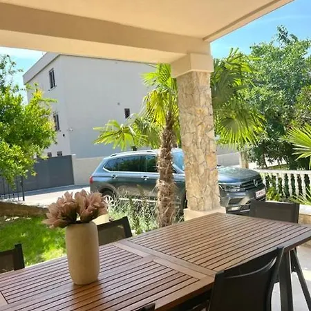 Five Bedroom House Near Sandy Major