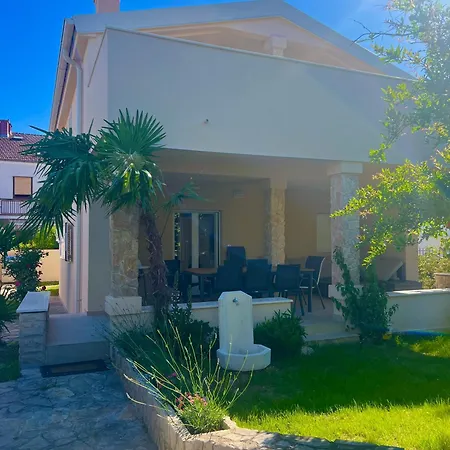 Five Bedroom House Near Sandy Major